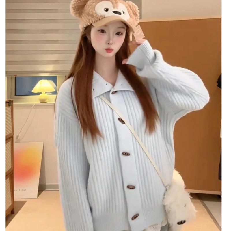 Korean-style, relaxed-fit, ribbed turtleneck sweater cardigan for women, new autumn/winter collection, soft and comfortable, with horn-shaped buttons, loose fit, and a slimming effect