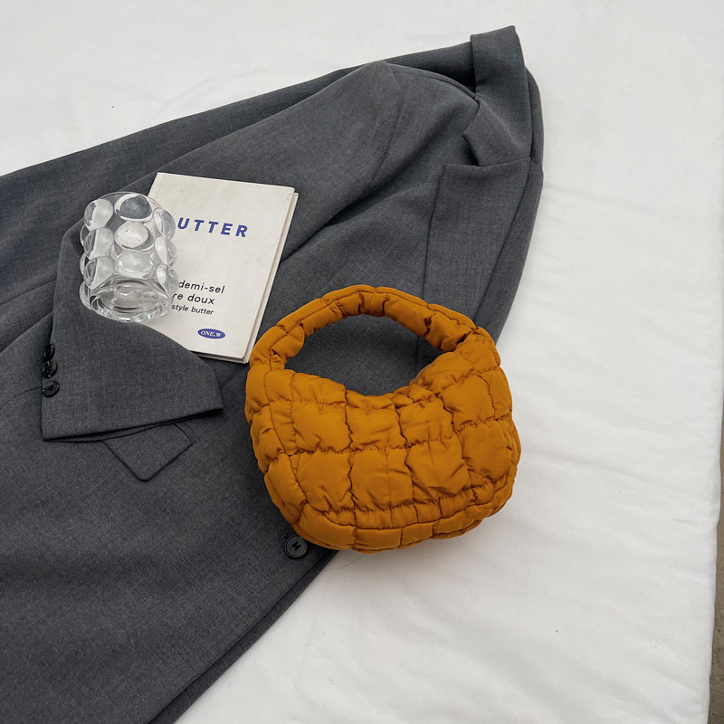Bolso de nube a cuadros plisados coreanos al por mayor Bolso de axilas 2024 Nuevo estilo de plumón Mini bolso de moda