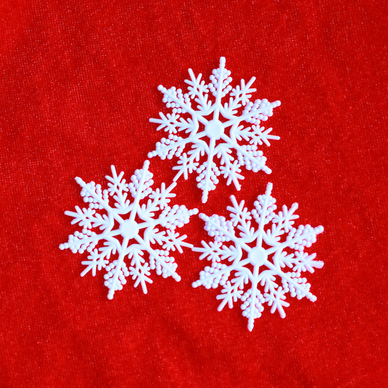国境を越えて雪のクリスマスツリーを卸売りしてプラスチックの雪の花を飾ります。|undefined