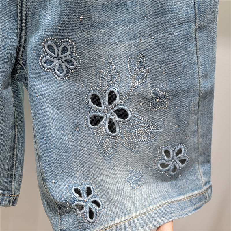 Pantalones Cortos Denim de Cinco Puntos de Mezclilla Elástico, Bordado Calado