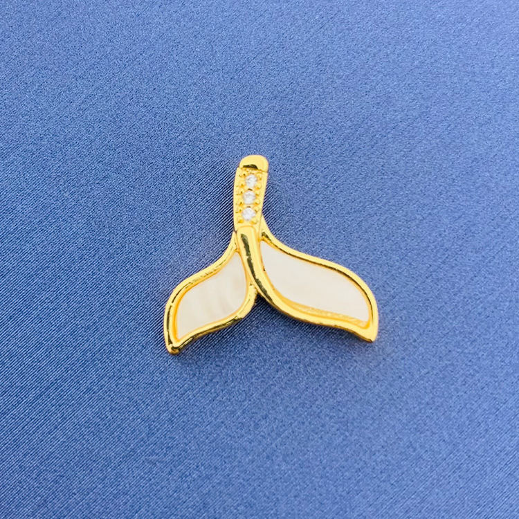 百種類のペンダントは心のままにファッションの経典を配合します。カップルの美しいペンダントは親友のアクセサリーを送ります。