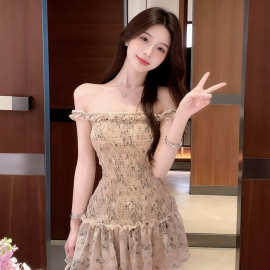 一字肩碎花连衣裙女夏2026新款木耳边打揽收腰显瘦蛋糕褶皱短裙潮