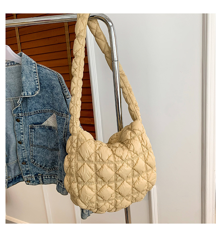 2024 primavera nuevo rombo ligero nube burbuja bolsa de moda de las mujeres textura de alto grado estilo occidental hombro bolsa de mensajero
