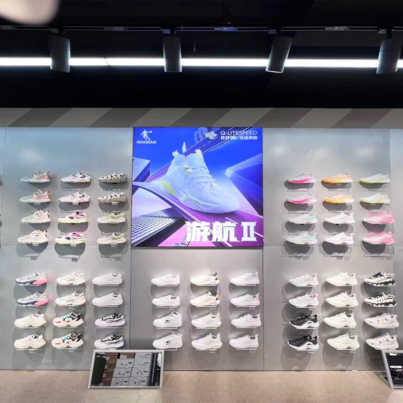 Mujeres y mujeres transfronterizas marca deportiva de ropa de exhibición estante de exhibición multicapa tienda de colgar percha de ropa estante de exhibición de ropa