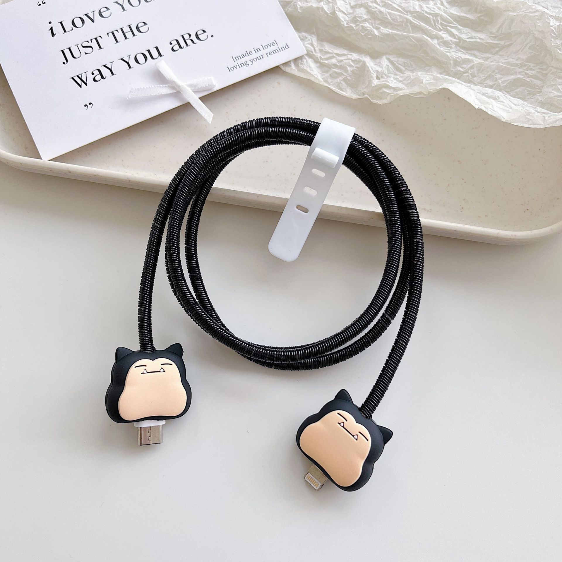 Amazon cartoon cable de datos cubierta adecuada para Apple Android cable de datos de carga rápida cuatro piezas en stock al por mayor