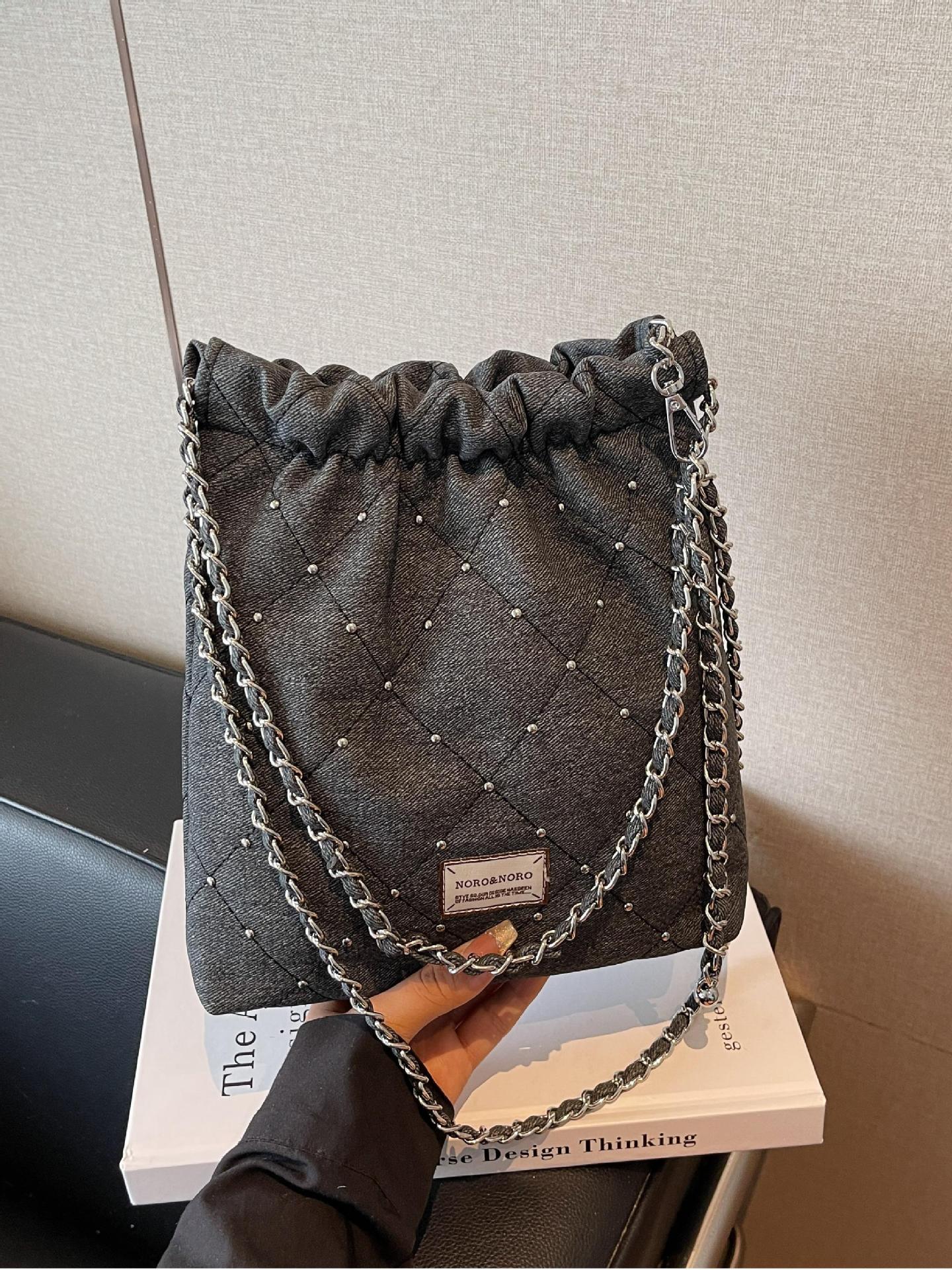 Bolsa de balde de verano popular para mujeres 2025 nueva cadena de diamante pequeña bolsa de hombro de viento fragante nicho bolsas debajo de las axilas