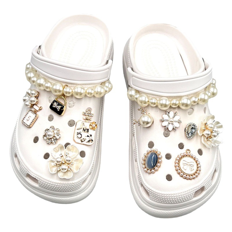 Moda agujero zapatos flor perla decoración princesa fragancia elegante zapato hebilla traje accesorios Pequeño Libro Rojo INS