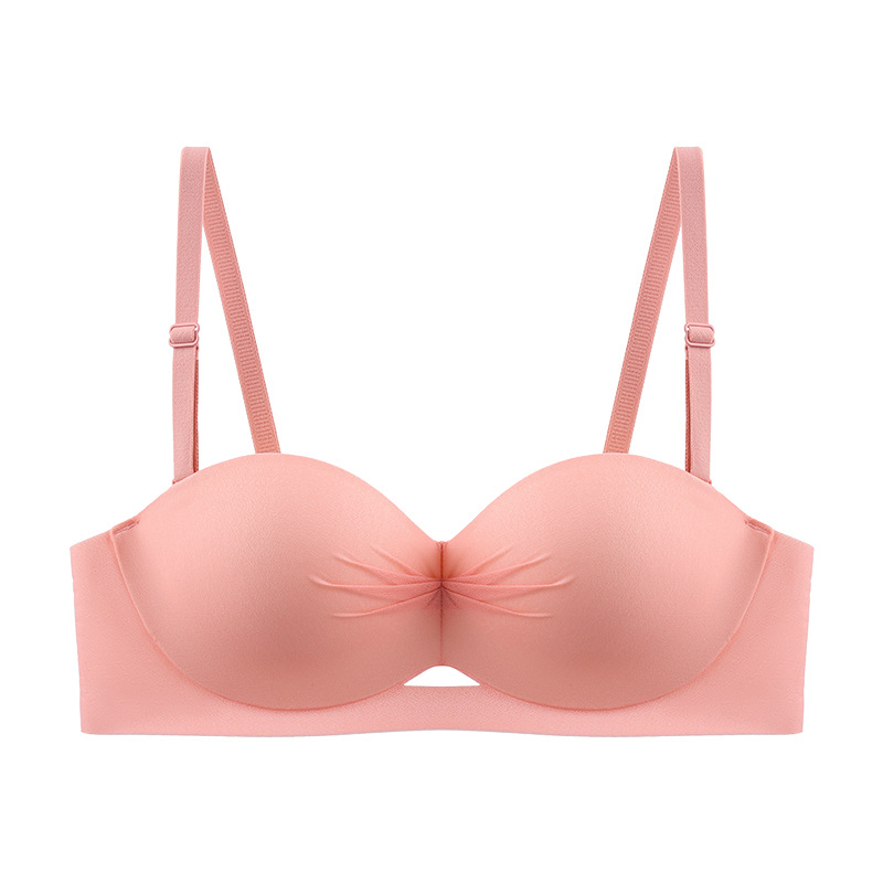 Las correas de hombro desmontables se juntan para mostrar un gran sujetador de media taza sin aros y sin costuras