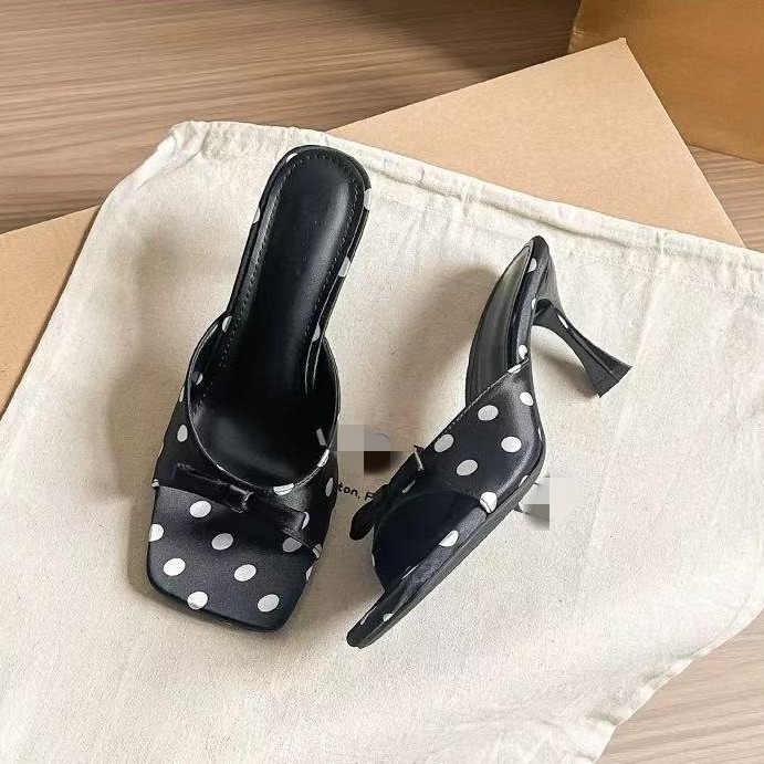 Cabeza cuadrada hermosa sandalias de tacón alto mujeres grasa pies anchos 2026 verano nuevo nicho de diseño de arco ondulado zapatillas frías image 2