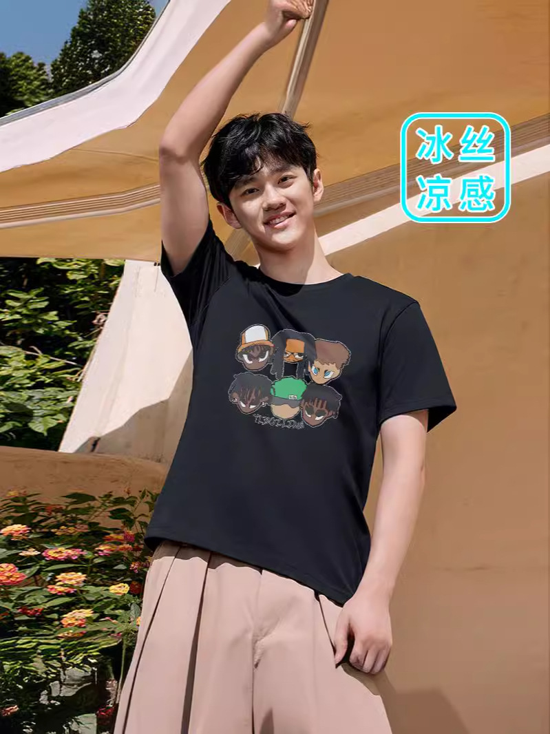 El estilo de Hong Kong que adelgaza hermoso de la seda negra del hielo imprimió la camiseta de manga corta ocasional del todo-fósforo de moda para los hombres y las mujeres image 3