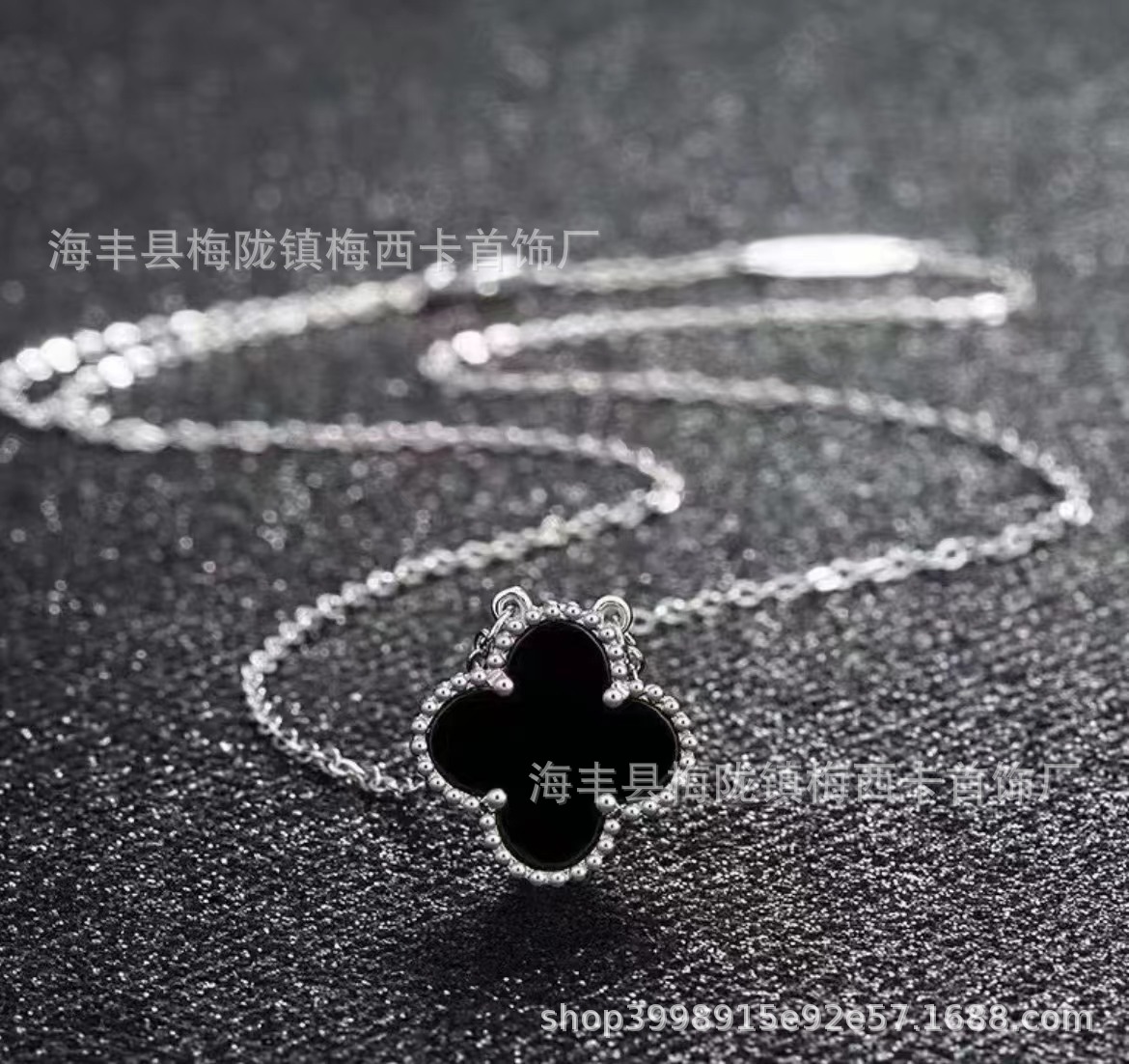 Alta edición V collar de trébol de la suerte de oro sola flor colgante de cadena de clavícula de doble cara gruesa de oro real galvanoplastia ventas directas de la fábrica