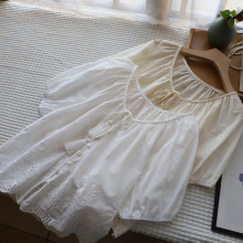 [比正]2025夏季新品韩版V领镂空刺绣泡泡短袖衬衫女宽松上衣3613