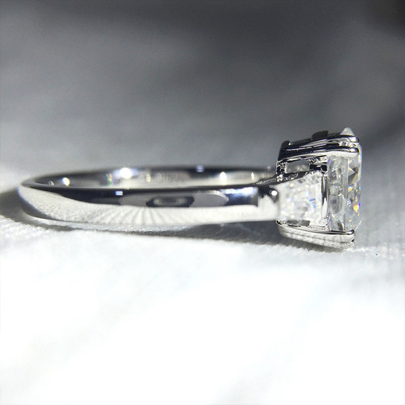 Anillo De Damas De Boda De Diamante Grande Tridimensional Con Incrustaciones De Cobre Simple De Moda display picture 3