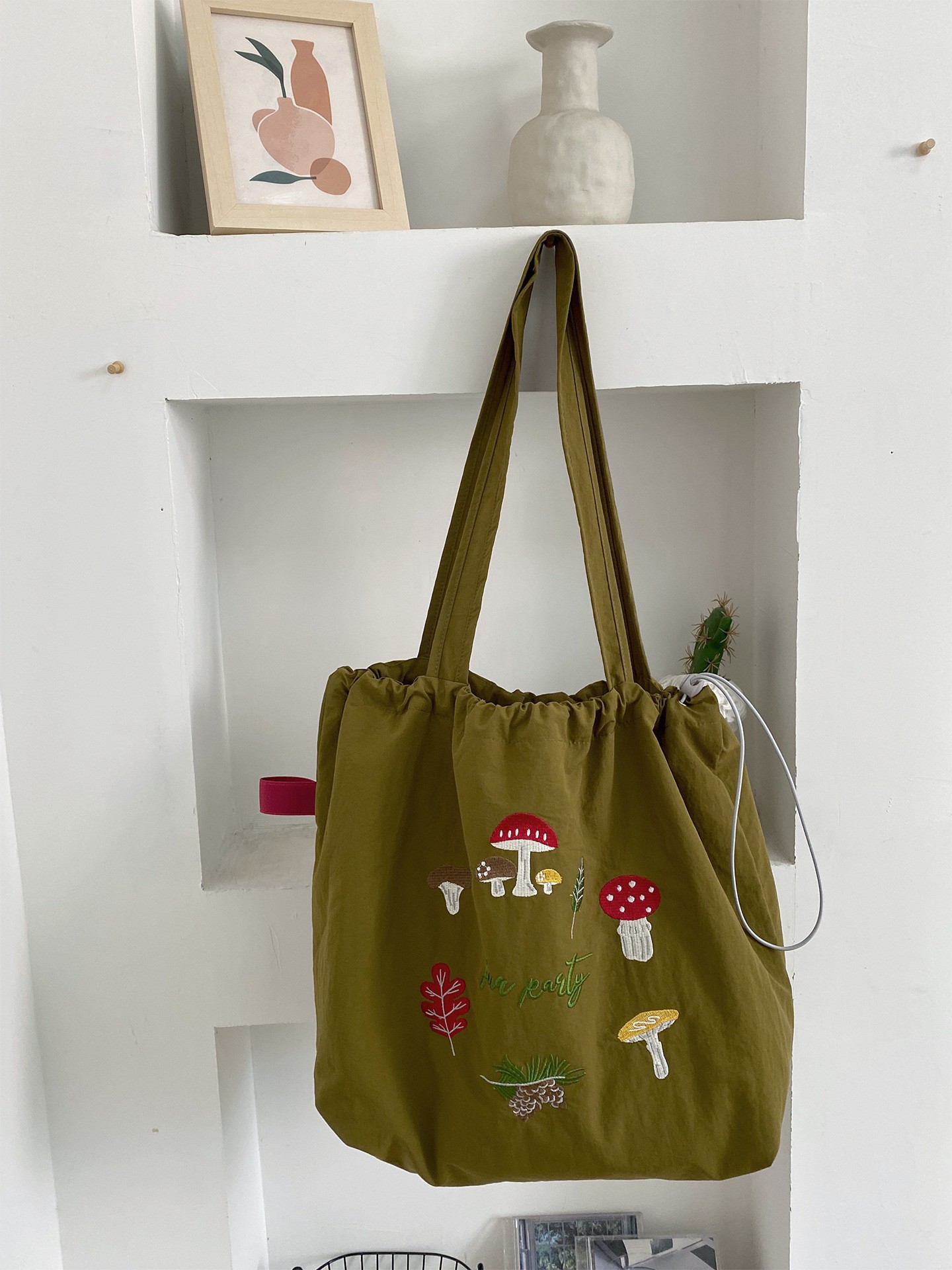 韓国版の新型アルファベットのプリントの包みの女性の大容量のナイロンのショルダーバッグ