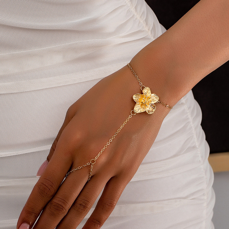1 Elegant and Fashionable Metal Pleated Flower Finger Chain for Women's Banquet Party and Multi-Occasion Wear and Matchinging Clothing 1 Elegant and Fashionable Metal Pleated Flower Finger Chain for Women's Banquet Party and Multi-Occasion Wear and Matchinging Clothing