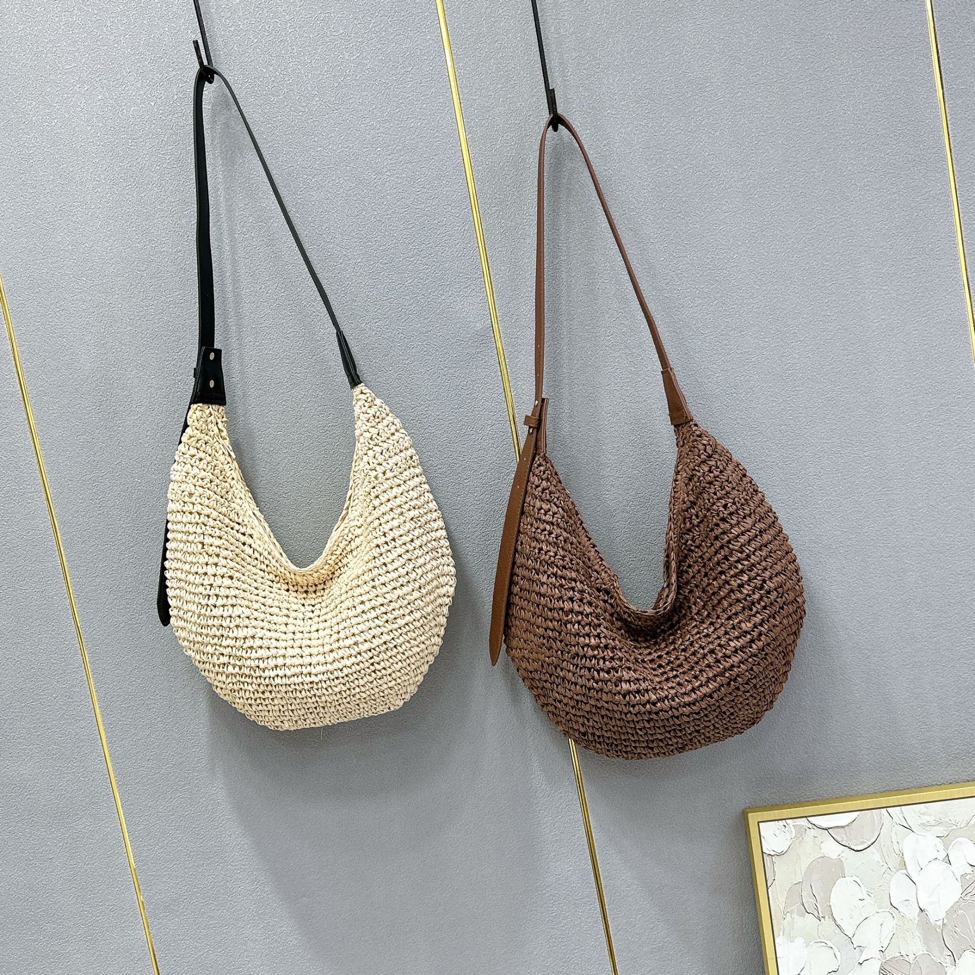 Un bolso de tejido popular para el cabello está de moda, con un bolso de tejido de paja diagonal de un hombro, un bolso de mujer de boston, un bolso de Newton treasure.