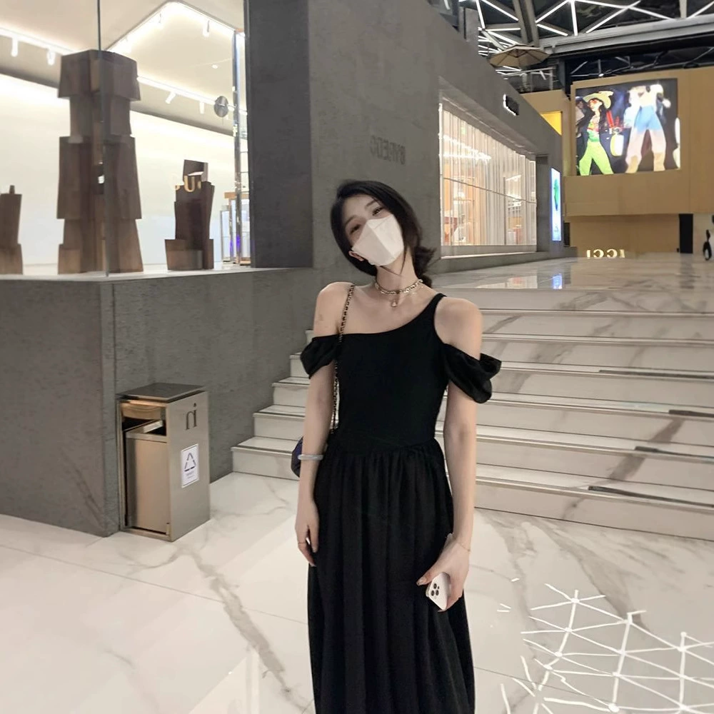 Хепберн стиль черное платье с короткими рукавами для детей талия темперамент дизайн нишевые длинные платья с открытыми плечами лето 2025 новый стиль