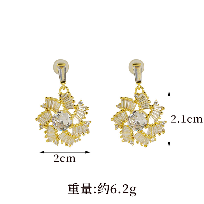 Fabricante de personalidad de pendientes de hielo de lujo ligero fuente de zircón helado fresco forma de copo de nieve joyas pendientes al por mayor