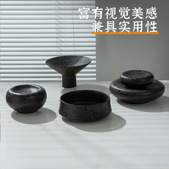 陶磁器の黒い点の二重の皿の日韓の分子料理の食器のデザートの皿の特色は皿の高足の皿を並べて足のスープの碗を縮めます。
