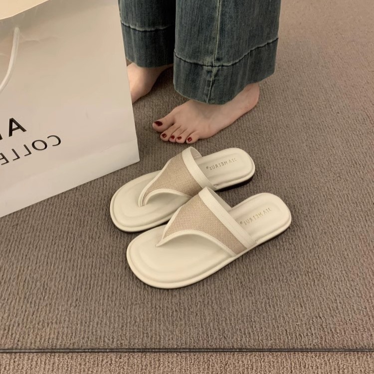 Sandalias y zapatillas chanclas planas negras estilo hada coreana para mujer en verano 2025 nuevos zapatos de playa casuales junto al mar