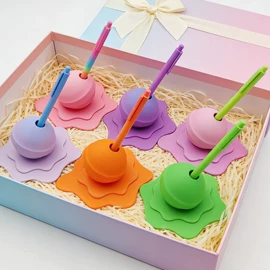 塑料工艺品;钥匙扣及钥匙扣配件;笔筒