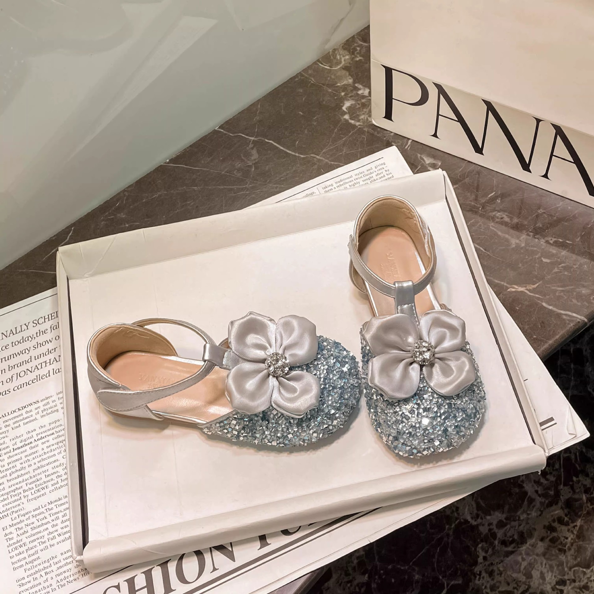 Zapatos de princesa de niñas 2026 zapatos de cristal primavera y otoño nuevos zapatos de diamante de flores zapatos de cuero de niñas de talón plano zapatos de sola suave image 5