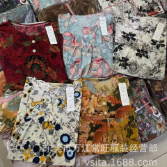 江湖露店を走って家庭用10元モデルフェアの高齢者女装朝市夜市服装卸売りを急いでいる
