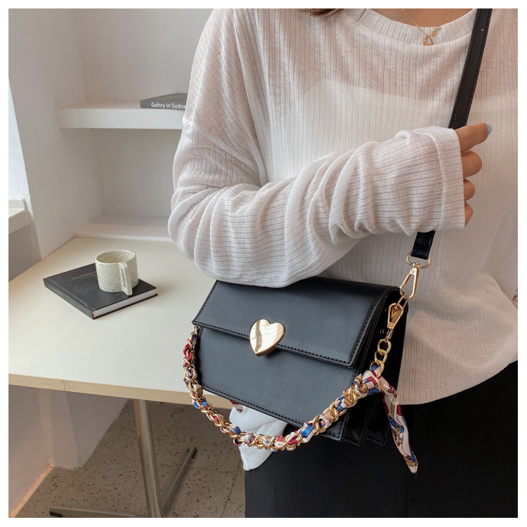 Heart Buckle Single Shoulder Messenger Portable Bag Wholesale Nihaojewelry display picture 3