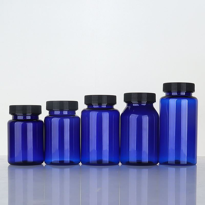 Botella de plástico azul 80–150 ml con tapa estriada, envase para suplementos o cápsulas.