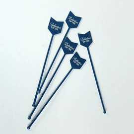 骰子、筹码;调酒器;水果叉