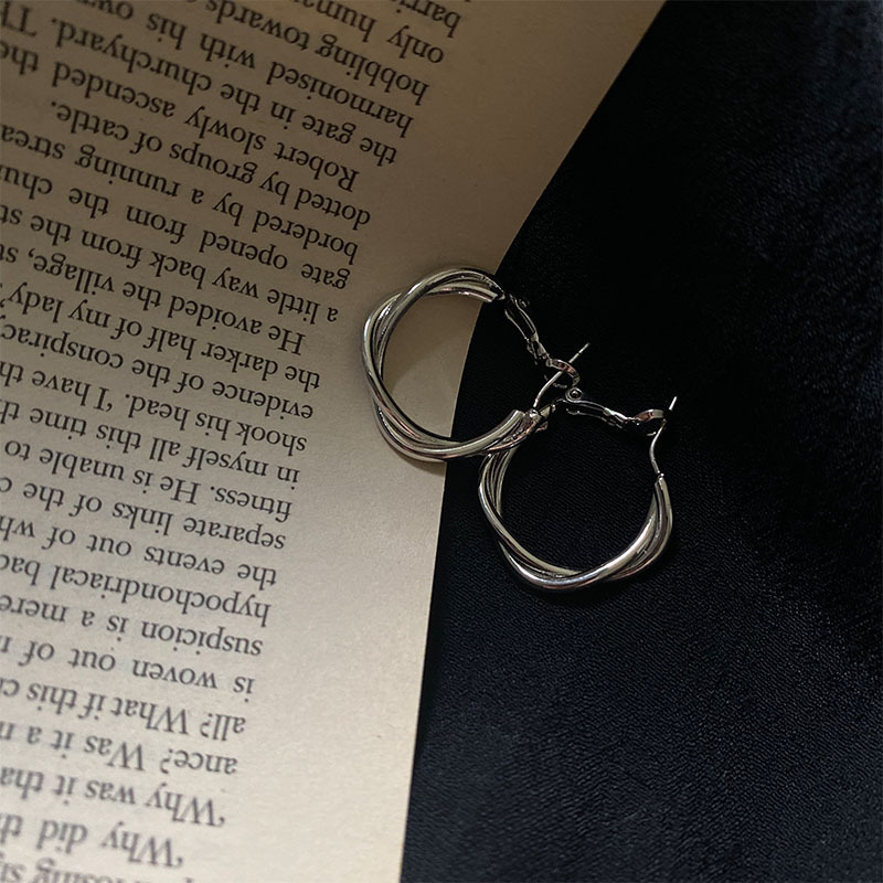 Versione coreana Anello con spirale antizanzara con impasto fritto, clip per orecchie da donna, stile 2023, orecchini di alta qualità_voghion.com