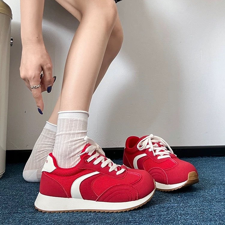2025 nuevos zapatos deportivos de capacitación deportiva ligera con suela gruesa y casuales para mujeres versátiles verano y otoño malla transpirable simple zapatos Agan