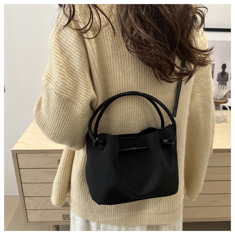 225g Weight Polyester Lining Material Sewing Thread Fashion Element Zipper, Magnetic Buckle Closure Type Top Handle Strap Type Handbag Bags Type Daily Occasion Pu Leather Material Solid Color Pattern All Seasons Season Women's Gender Classic Style Style Bucket Shape Medium Size Women's Medium Pu Leather Solid Color Classic Style Sewing Thread Bucket Zipper Magnetic Buckle Handbag 12