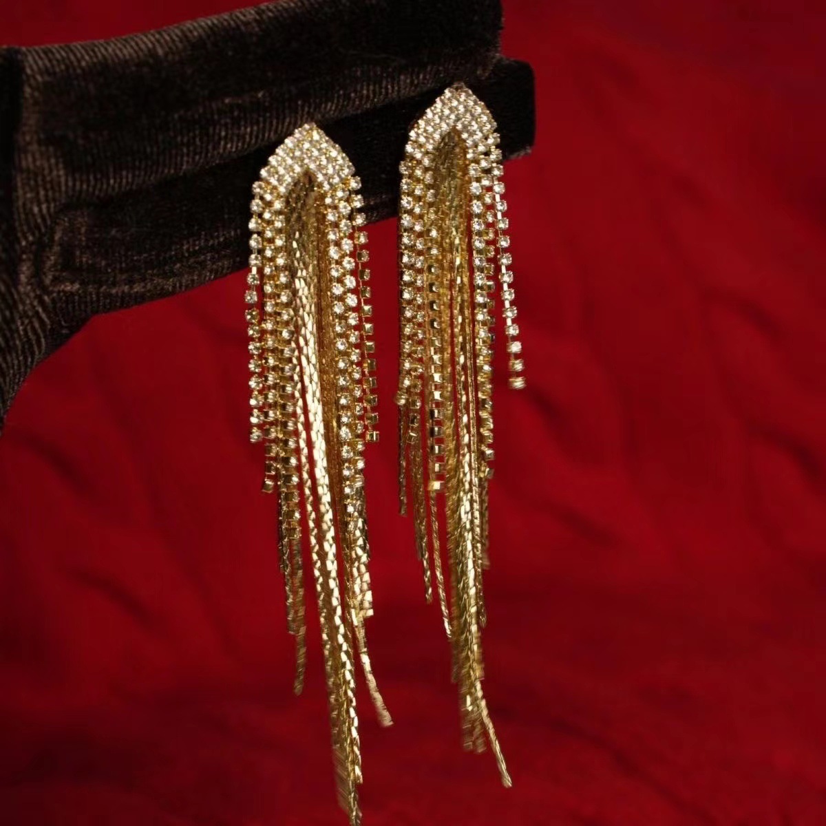 Retro elegant golden earrings with tassels