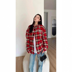 アメリカのレトロなアルファベットの刺繍の格子の赤いシャツの女性の秋の服のデザイン感のゆったりした長袖のシャツのコートの上着