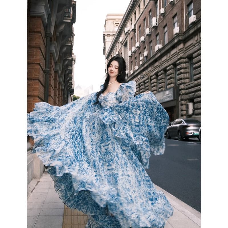 在逃公主连衣裙女夏法式高级感泡泡袖轻奢小众礼服蓝色碎花拖尾裙|undefined