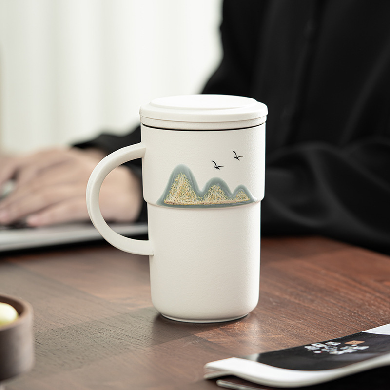手描きの遠山《大容量》陶磁器のお茶の分離の湯飲みの蓋が付いています。|undefined