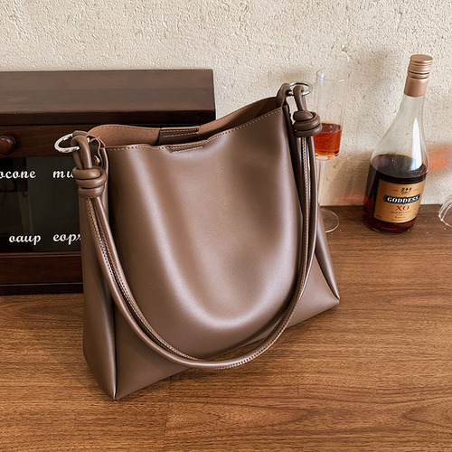 Retro large bag for women 2024 autumn and winter new fashion versatile texture shoulder bag foreign fashion bucket bag