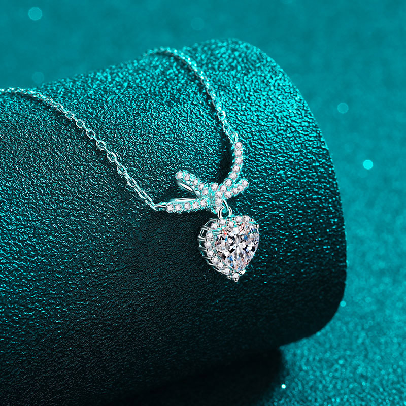 Collana con pendente a cuore e fiocco in argento 925 moissanite_voghion.com
