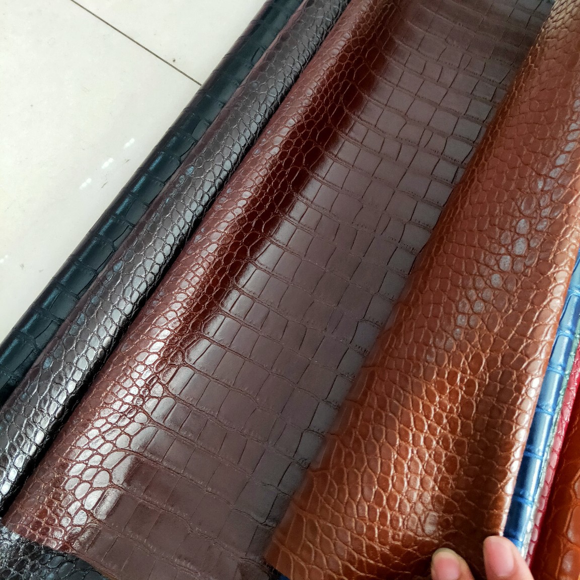 光沢のある石目模様の人工模造革ソフトバッグ、手作りDIYバッグ、凹凸のある光沢のあるクロコダイル柄レザー生地、PVC素材