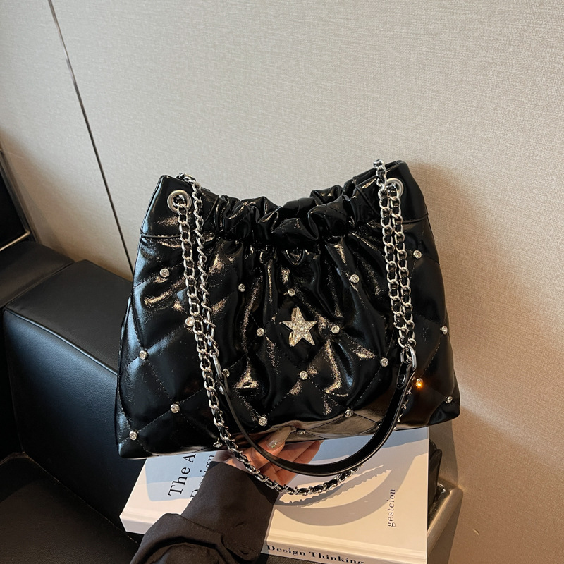 Venta caliente transfronteriza bolso de cubo de cadena de diamantes para mujer 2025 nuevo bolso de hombro casual de todo fósforo bolso de alta capacidad