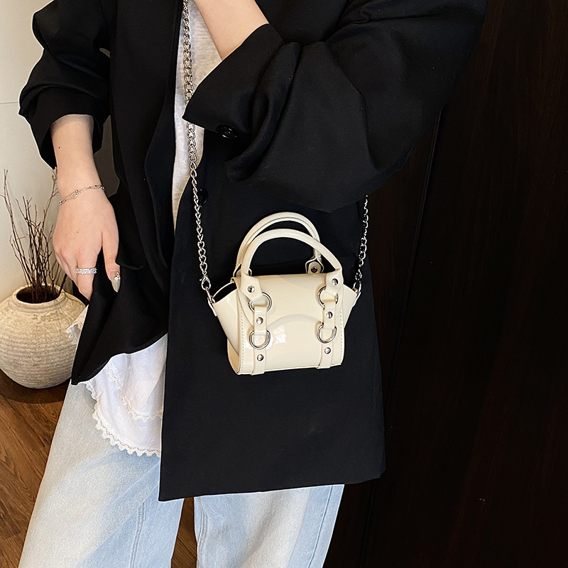 Bolsa de hombro de tendencia coreana para nichos de nicho punk europeo y americano bolsas de mano de cuero lacado de color sólido bolsas de cadena mini para niños