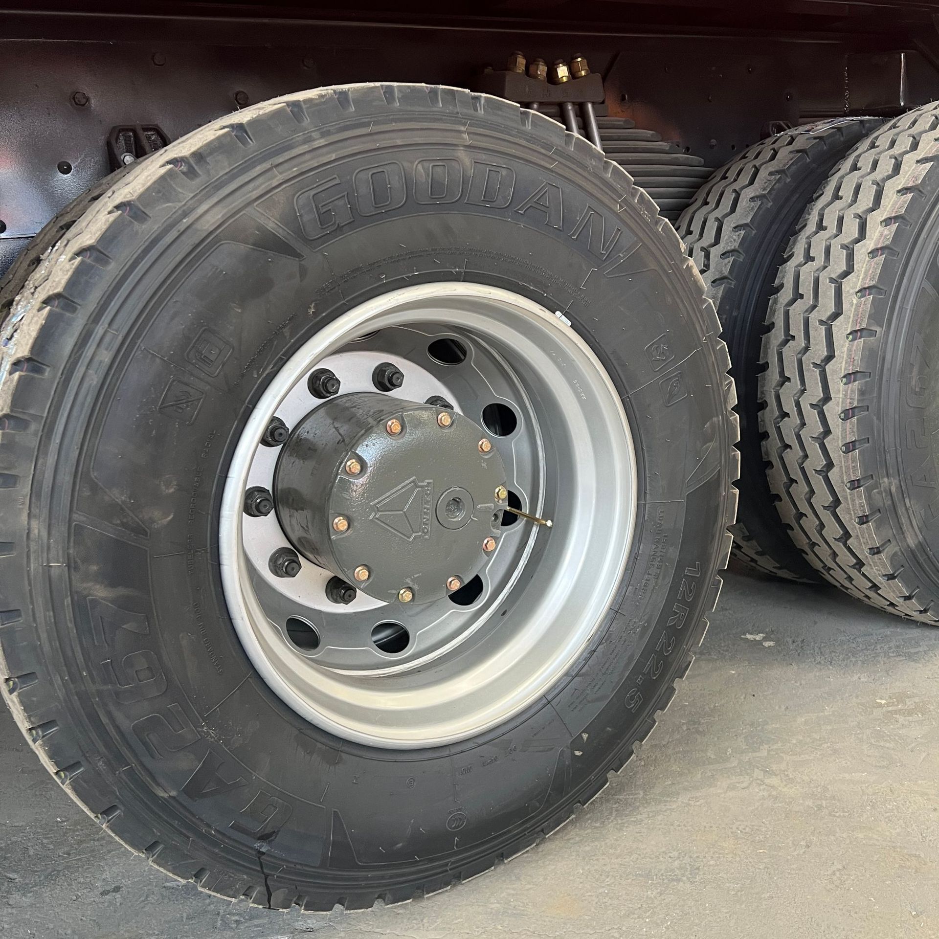 Supply of refurbished Sinotruk HOWO rear eight-wheel dump heavy-duty trucks and rear-tipping soil transport vehicles for Africa and Central Asia