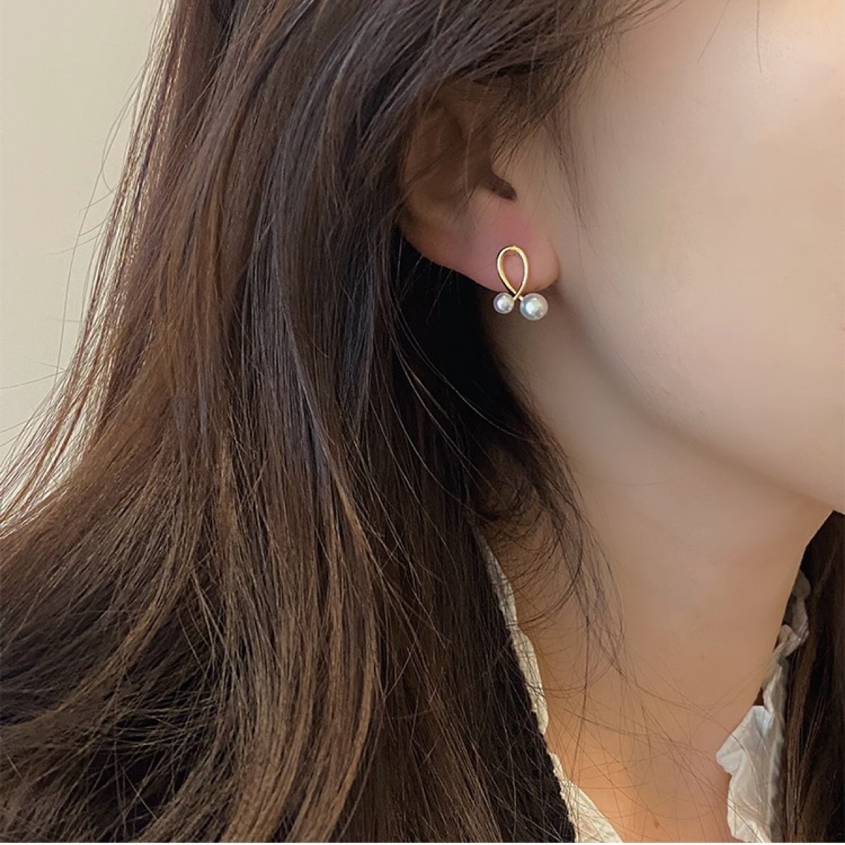Factory direct wholesale of natural freshwater pearl stud earrings, French niche design, double pearl heart shape, white pearl.