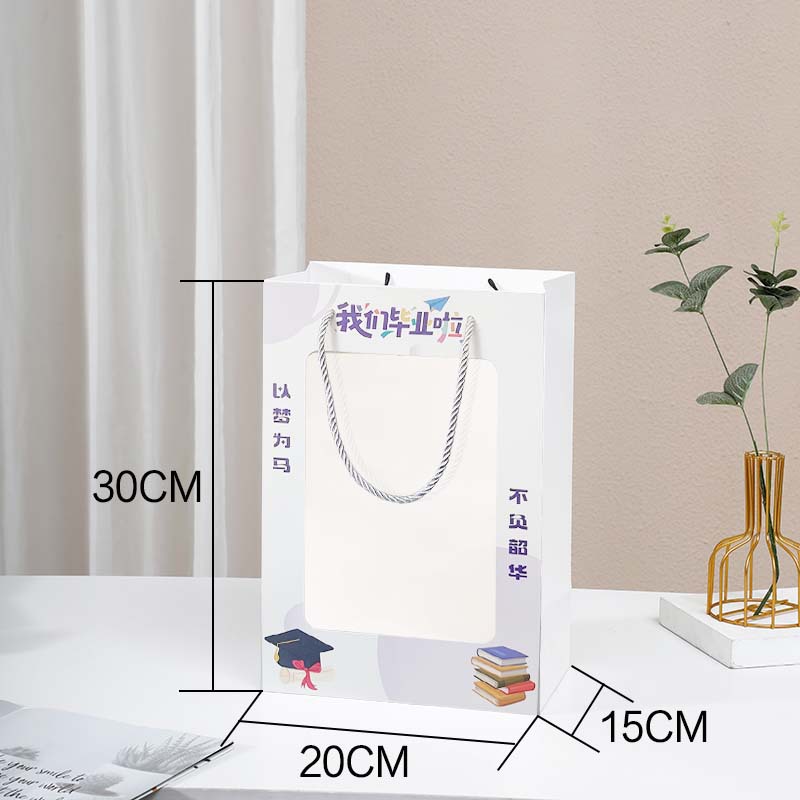 Bolsas de regalo portátiles para la temporada de graduación del estudiante Bolsas de papel transparentes de alto valor Regalos de almacenamiento Candy Regalos de graduación imprescindibles