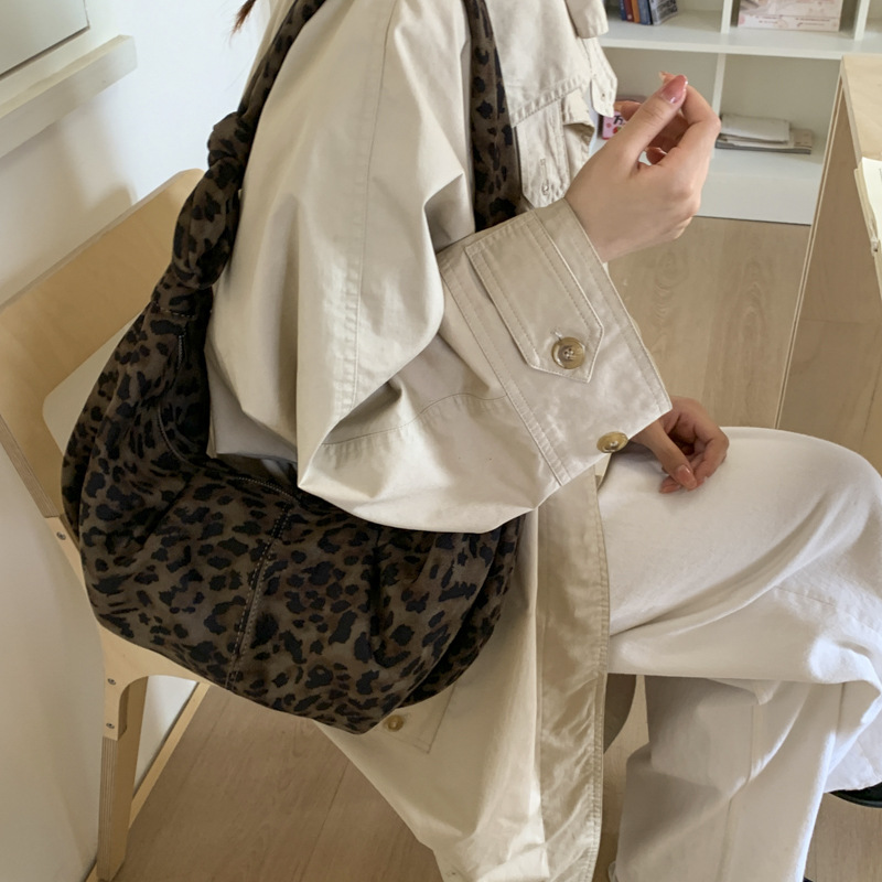 Otoño y invierno coreano estampado de leopardo de seda de seda bolso bajo bolso de mujer nuevo retro bolso de seda casual de viaje de hombro mochila