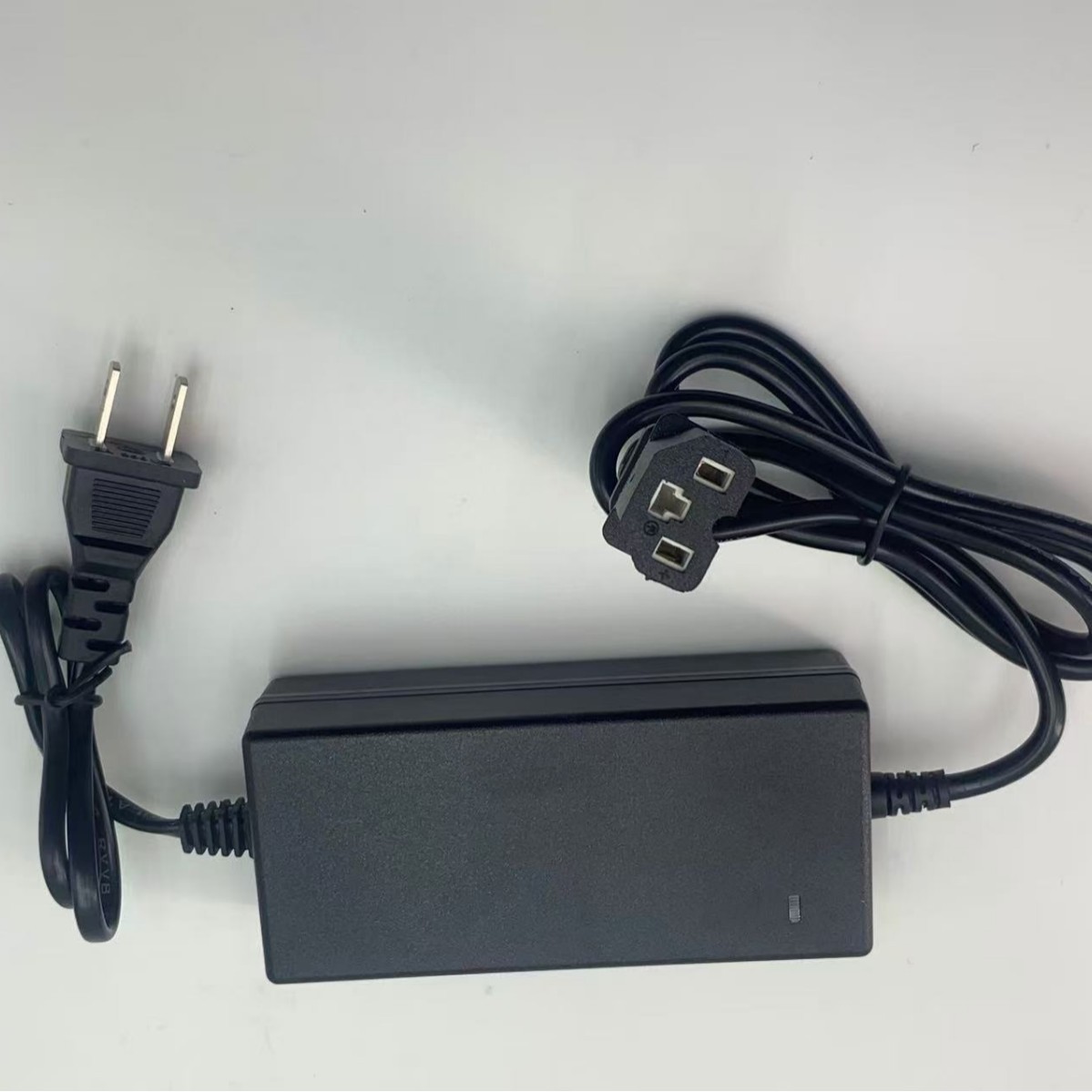 12.6V锂电喷雾充电器AC100 240热卖  可充电高效锂电池电动蓄电池