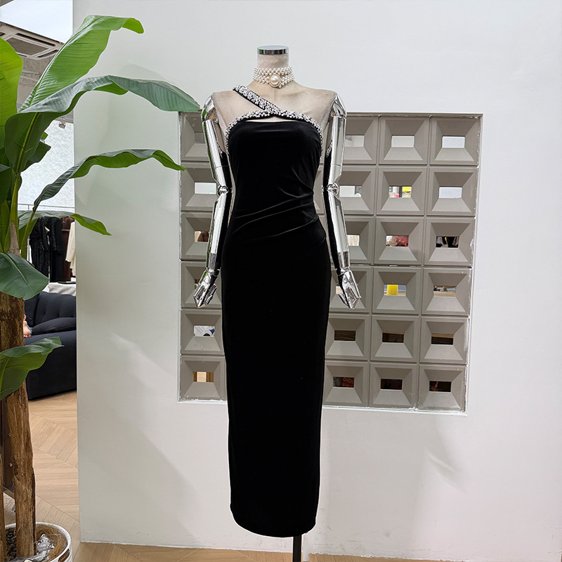 Amazon Chic One-Shoulder Velvet Diamond Dress with Exposed Collarbone, Royal Sister Style, Tight-Fitting Black Strapless Dress