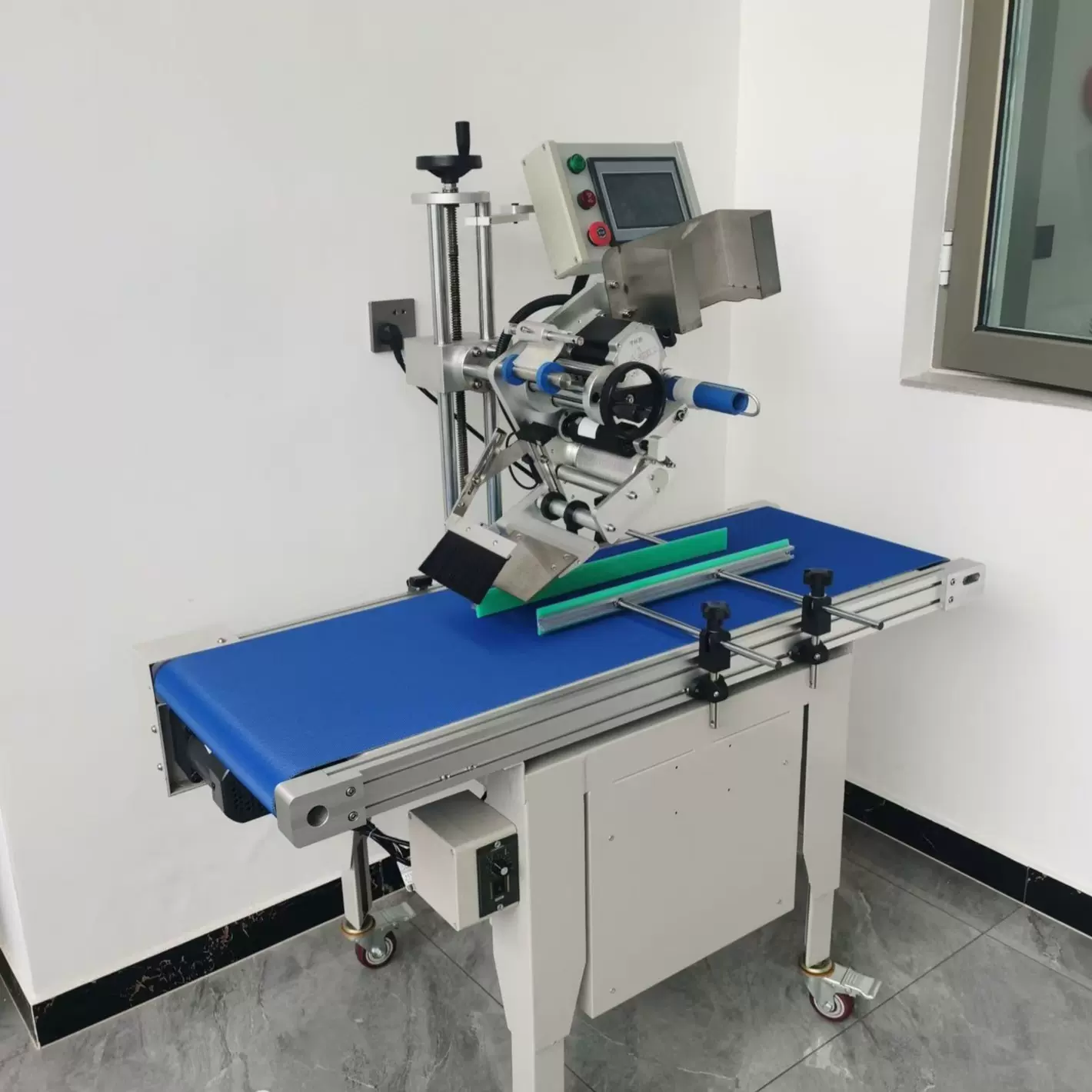 快递贴单机包装袋子盒子化妆品不干胶标签机全自动平面贴标机