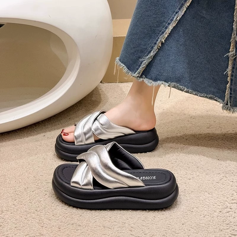 Женские летние сандалии 2025 года, новые модные пляжные шлепанцы из натуральной кожи с толстой подошвой, серебряного цвета, на одной линии.
